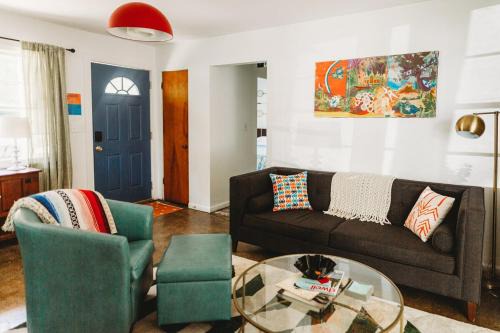 Bridgman House | Charming Cottage w Hot Tub