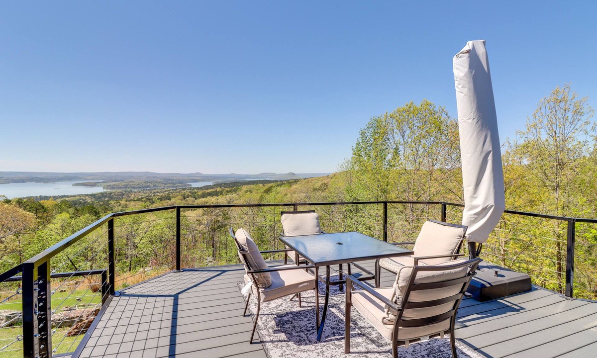 Edgemont House | Charming Edgemont Home w/Deck & Lake Views!