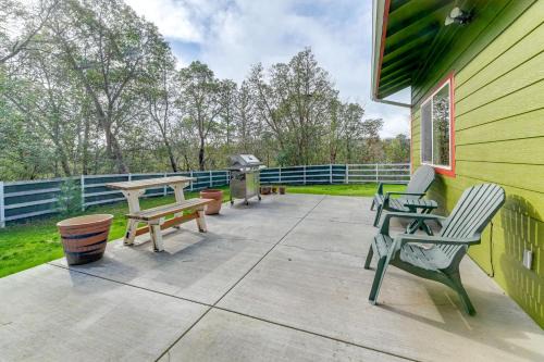 Grants Pass House | Charming Grants Pass Cottage w/Patio & Gas Grill!