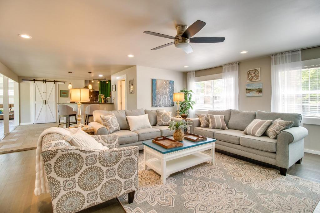 Mountain Home House | Charming Mountain Home Retreat: Walk to Marina!