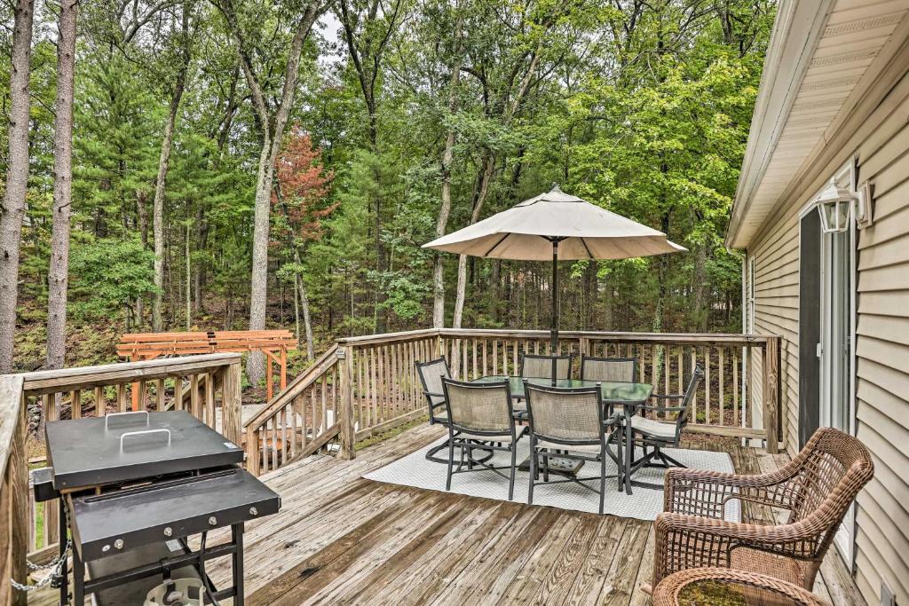 Pentwater House | Charming Pentwater Home w/Fire Pit & Yard!