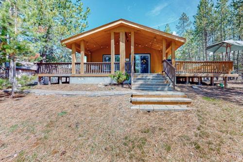 Oregon Water Wonderland House | Charming riverfront bungalow dog-friendly firepit dock & W&D