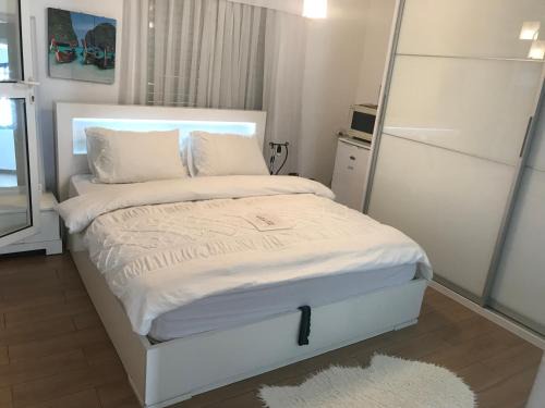 Rishon LeTsiyon House | Charming Unit with Pool and Great Amenities