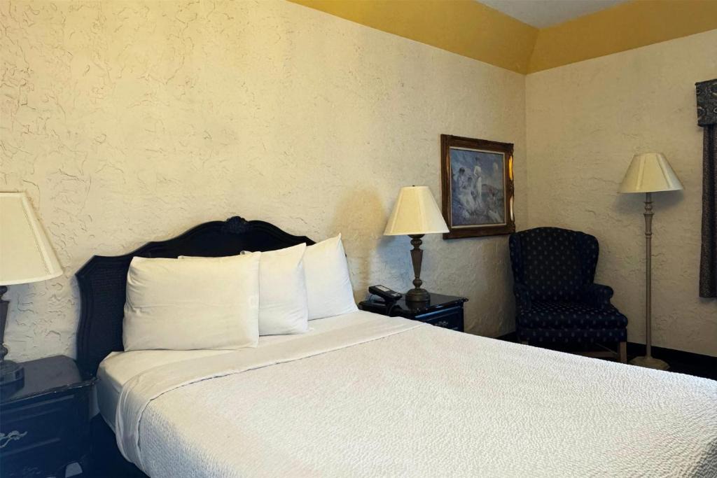 Bloomington Hotel | Chateau Hotel and Conference Center
