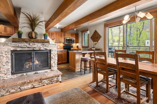 Downtown House | Chateau Roaring Fork 22, Mountain Chic 4-Bedroom Condo on Roaring Fork River – Walk to Downtown Aspen