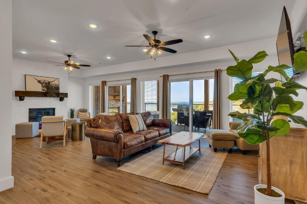Table Rock Cabin | Chateau Royale home