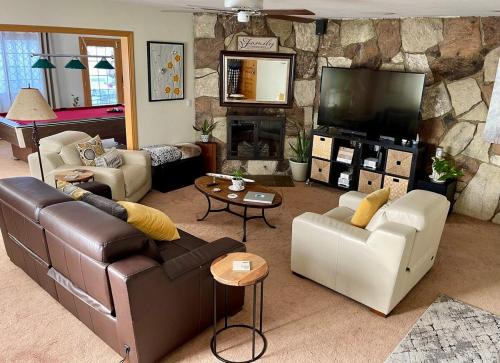 Newhall House | Cheerful Single Story 3-bedroom home w pool table