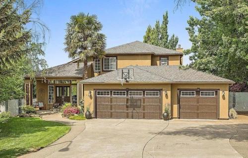 Medford House | Chef's Kitchen Pool Bright, Spacious 4 Bed