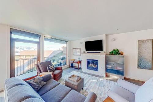 Chelan Apartment | Chelan Resort Suites: Comfort by the Lake #201