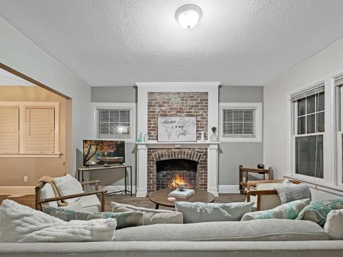 Des Moines House | Chic 2BR Duplex Free Parking near Hospitals
