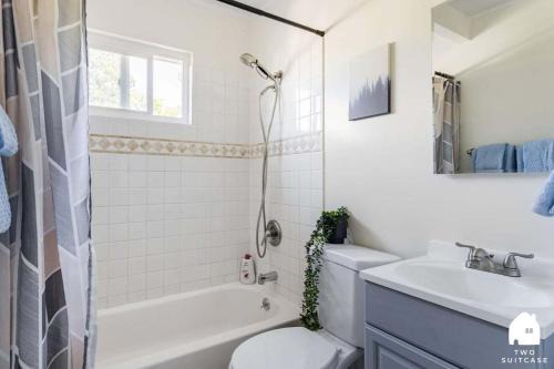 Poets Corner Apartment | Chic Abode In Central Berkley