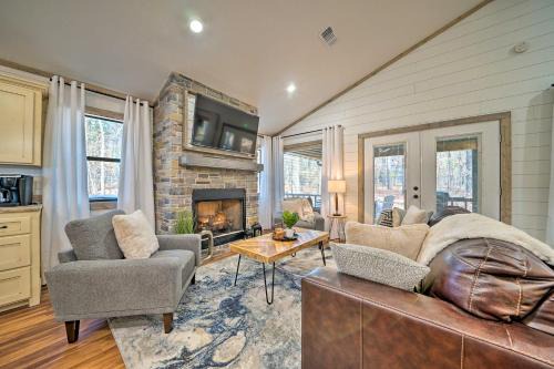 Hochatown Apartment | Chic Broken Bow Escape w/Hot Tub & Fire Pit!