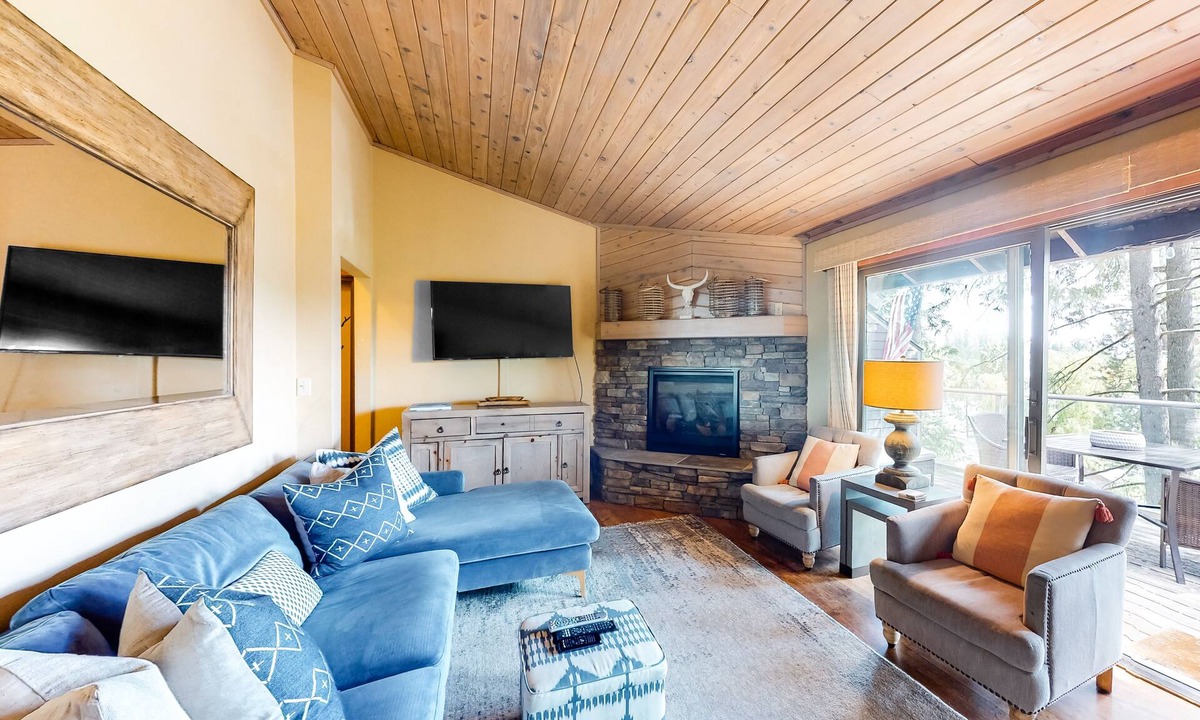 Whitefish Condo | Chic condo with private space on the beach, pool, hot tub & sauna