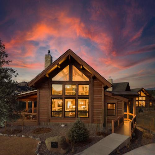Estes Park House | Chic Retreat – Indoor/Outdoor Fireplace, Private Jacuzzi, Great Location!