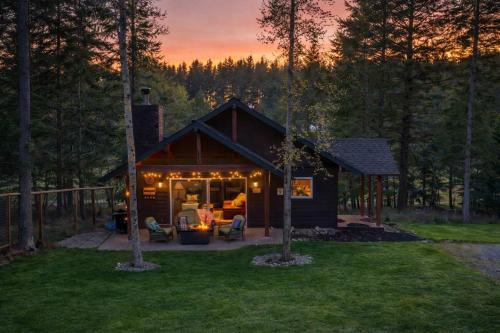 Whitefish House | Chickadee Cabin - Boutique Stay close to Downtown