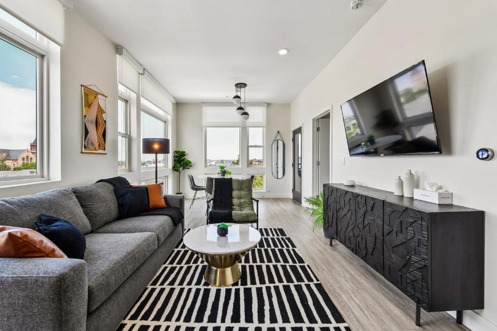 Highland House | Chilltop Lounge | 1BR LoHi Loft | Garage | Patio + Dog-Friendly