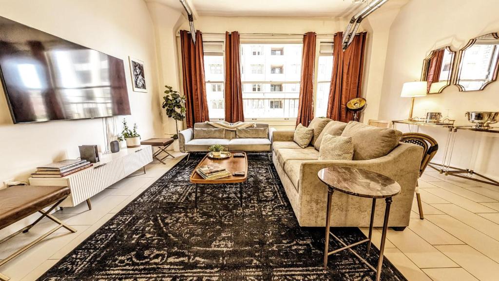 Historic Core Apartment | Classic Los Angeles Elegance in Downtown, Sleeps 4, Free Parking and 360 Degree View Roof Top Pool!