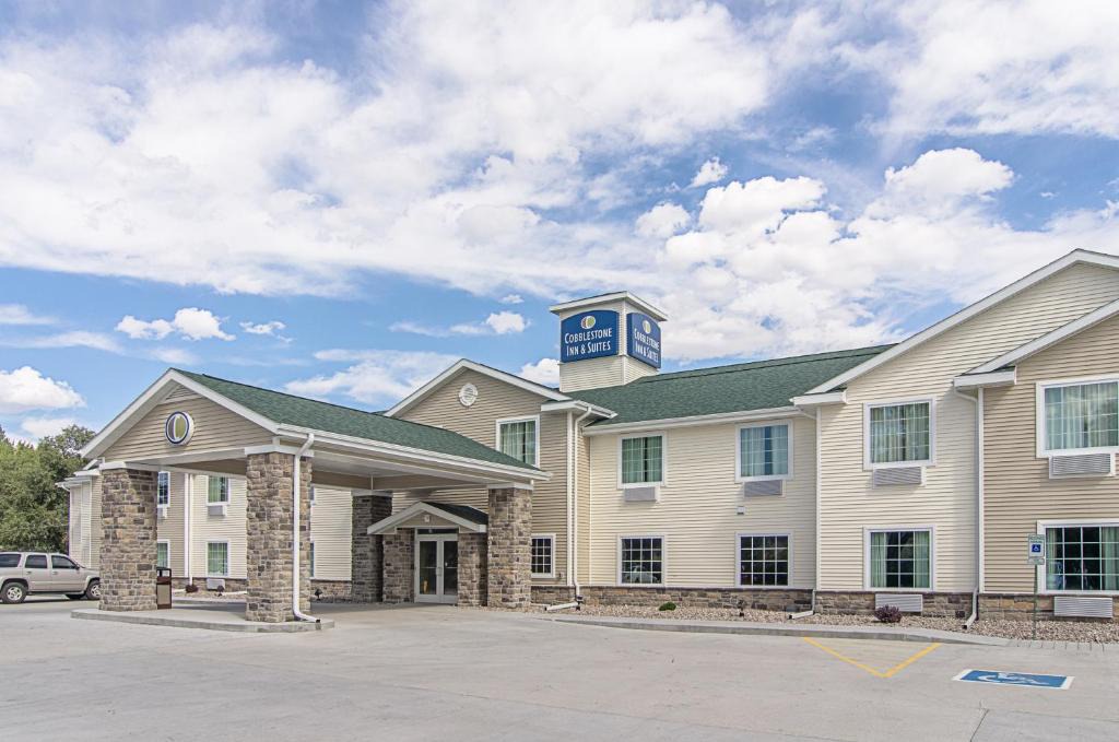 Guernsey Hotel | Cobblestone Inn & Suites - Guernsey