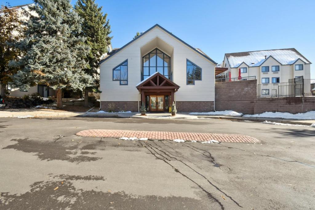 Englewood Apartment | Code & Comfort | 2BR DTC Retreat | Pool + Home Office | Greenwood Village