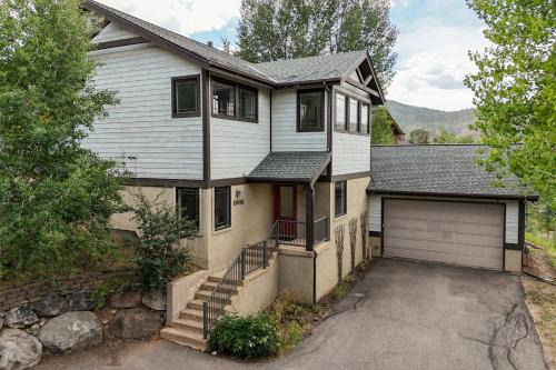 Edwards House | Colorado Mountain Getaway - 5BR 3BA, Hot Tub,Views