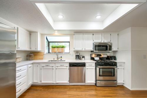 North End House | Come stay at the Elm Grove Elegance Irene!