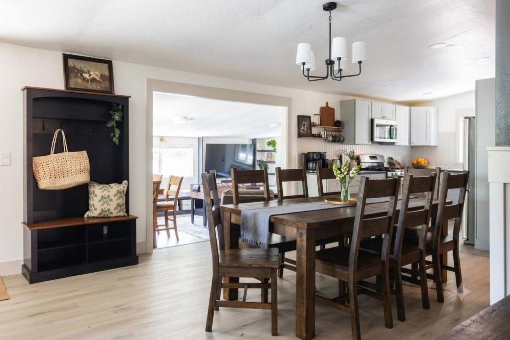 Spring Valley House | Comfy Home with Game Room & Back Yard - Kid Friendly