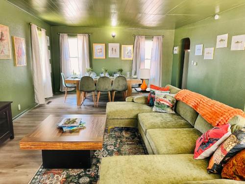 Russell House | Condo 2BD2BAGrillLaundry-8PP-Pet Friendly