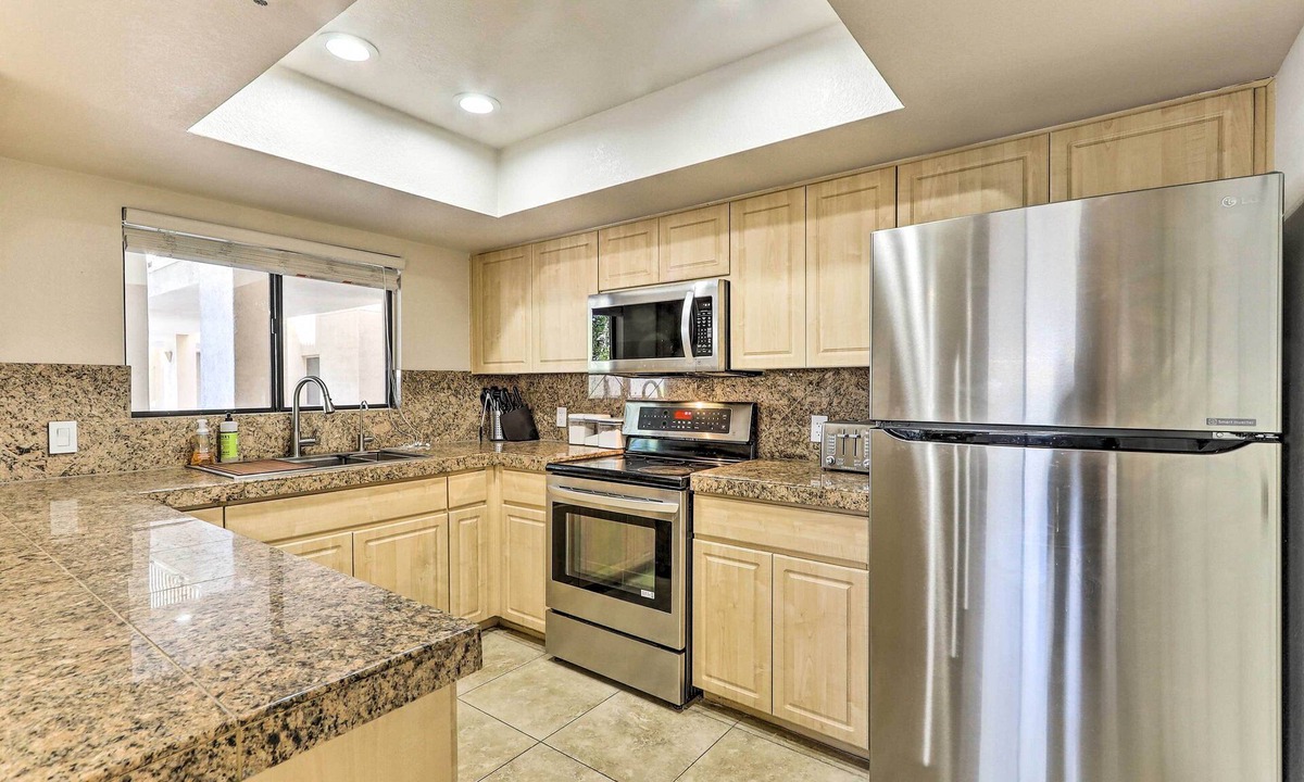 Camelback East Condo | Condo w/Community Pool/Hot Tub < 6 Mi to Old Town