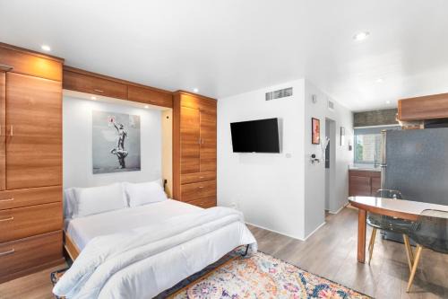 Roosevelt Apartment | Contemporary Studio Hub in DTPH - Pool & Parking