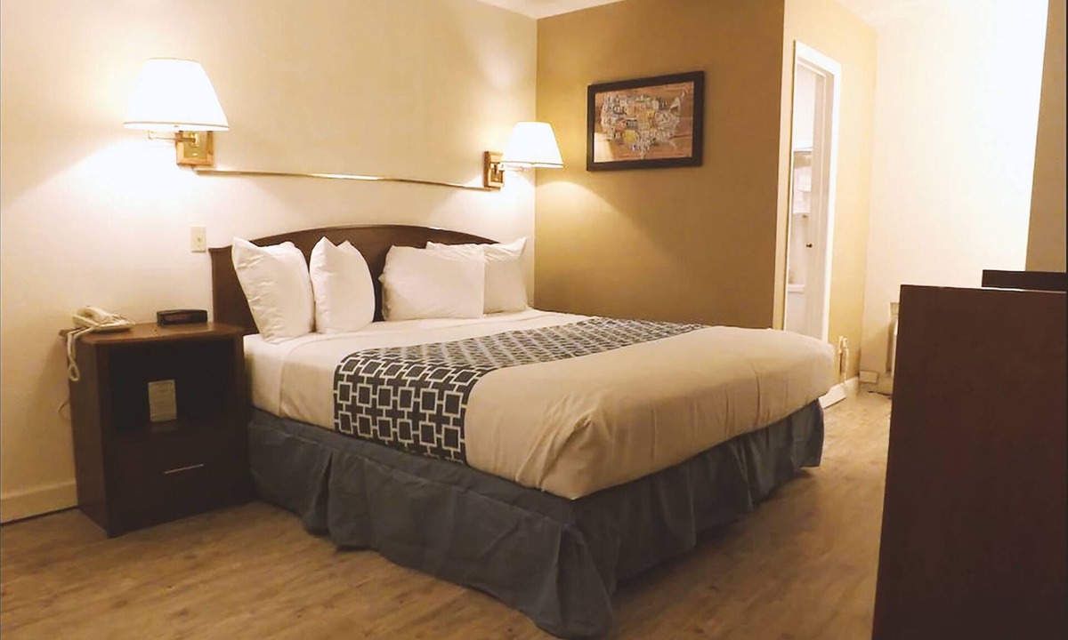 McCook Hotel | Coratel Inn & Suites By Jasper McCook - Deluxe 1 King Bed NS