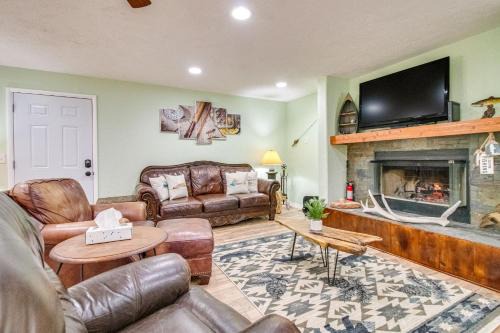 Cotter House | Cotter Home w/Deck ~ 1 Mi to Big Spring Park!
