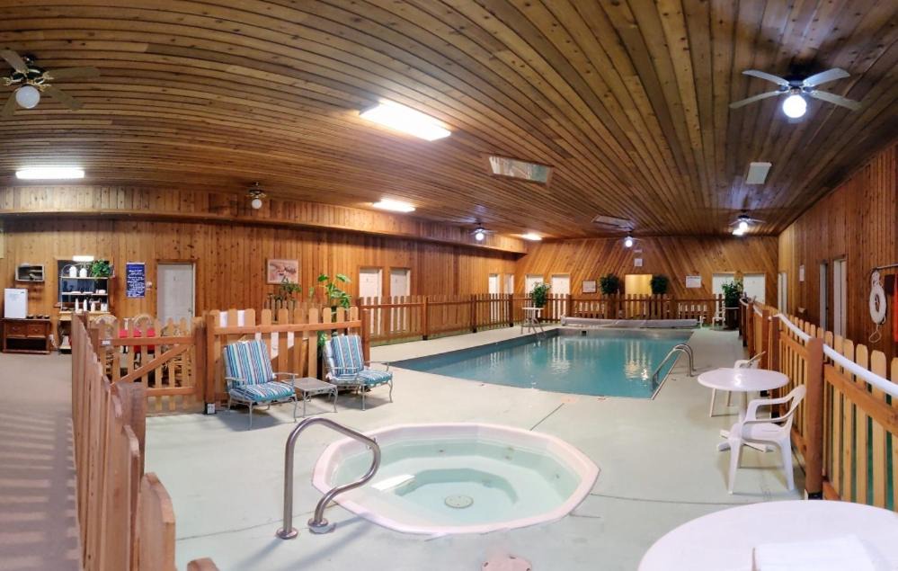 Monarch Hotel | Cougar Canyon Lodge