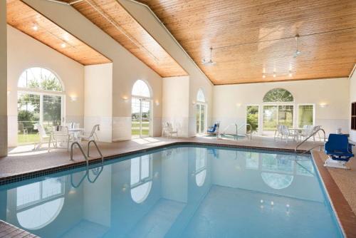 Mason City Hotel | Country Inn & Suites by Radisson, Mason City, IA