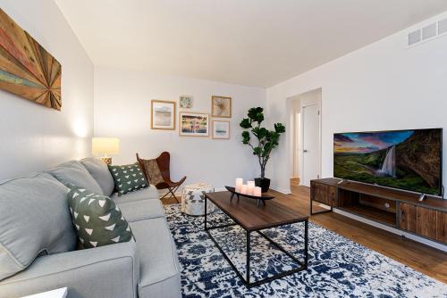 University Acres Apartment | Couples Getaway - Dog Friendly, Bike to Old Town!