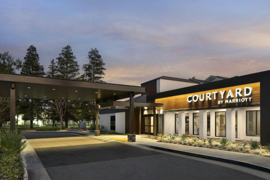 Bakersfield Hotel | Courtyard by Marriott Bakersfield
