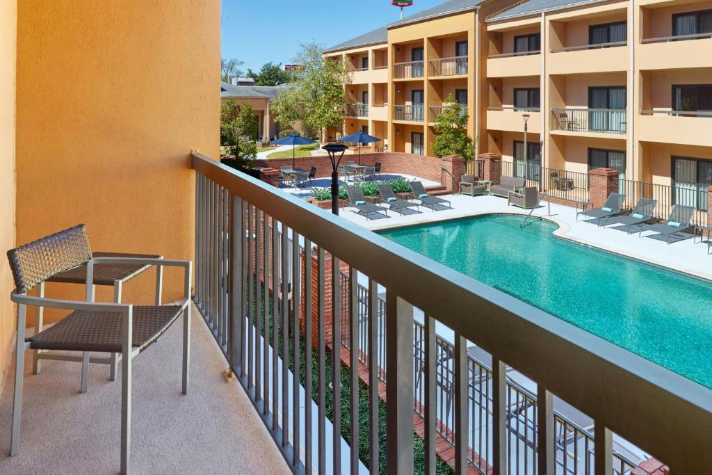 Highlands - Perkins Hotel | Courtyard by Marriott Baton Rouge Acadian Centre/LSU Area