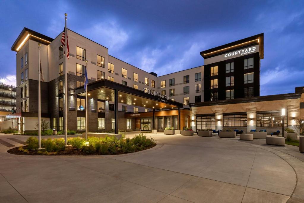 Northwestern Precinct Hotel | Courtyard by Marriott St Paul Downtown