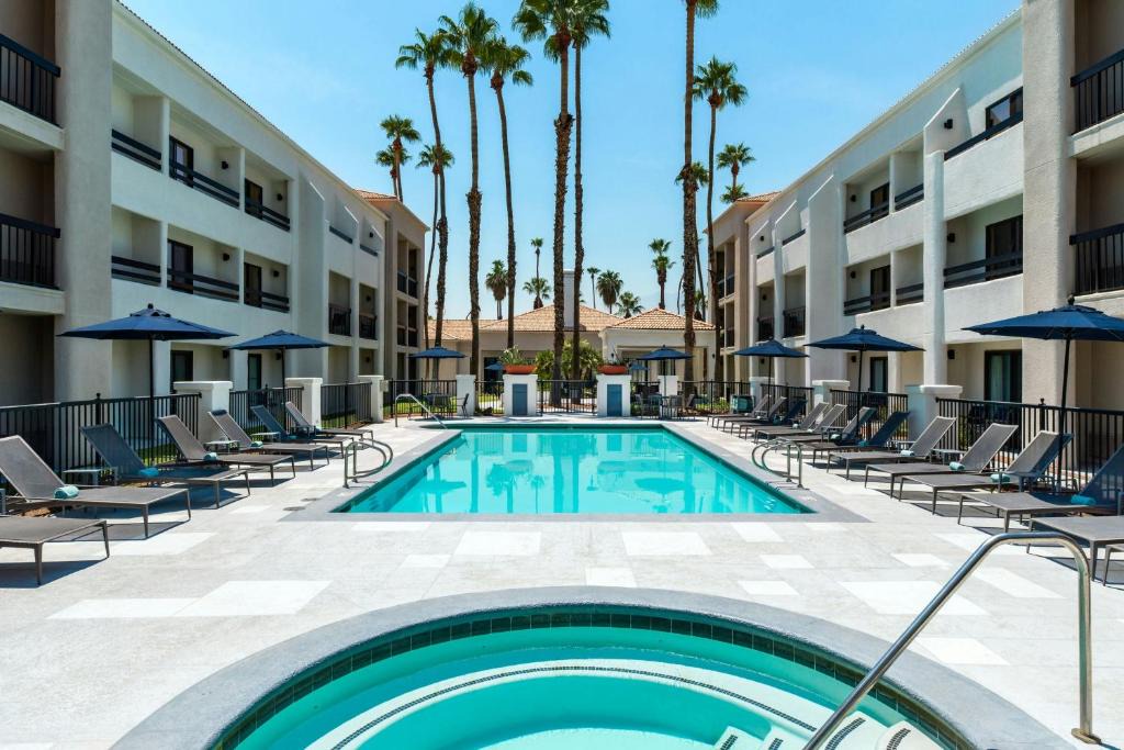 Palm Springs Hotel | Courtyard by Marriott Palm Springs