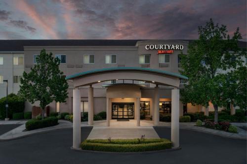 Chico Hotel | Courtyard Chico