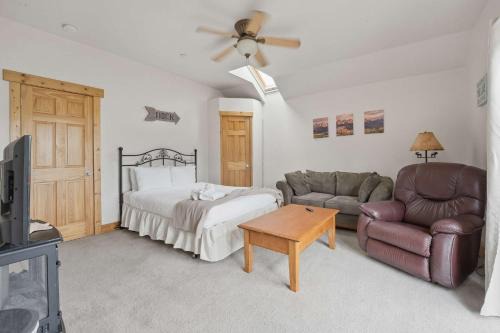 Fort Collins Apartment | Cozy 1BR Mountain View Studio with Fireplace &Deck