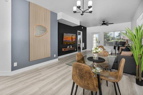 North Scottsdale Apartment | Cozy 2BR-Pool, Yoga Rm, Gym, Cabanas, BBQ,Prkng