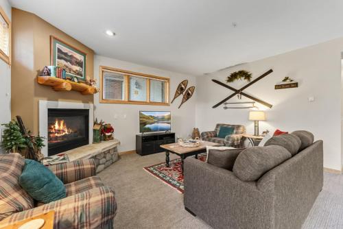 Warrior's Mark Apartment | Cozy Breck Condo - Walk to Main St & Lifts - Hot Tub