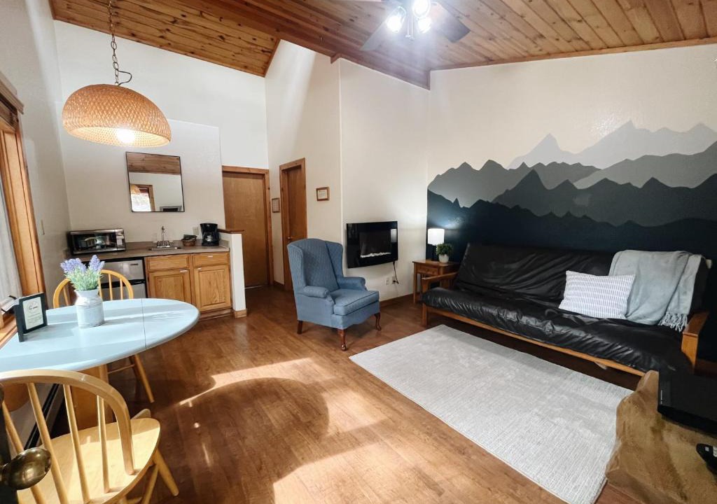 Woodland Park Bed & Breakfast | Cozy Cabin close to downtown Woodland Park