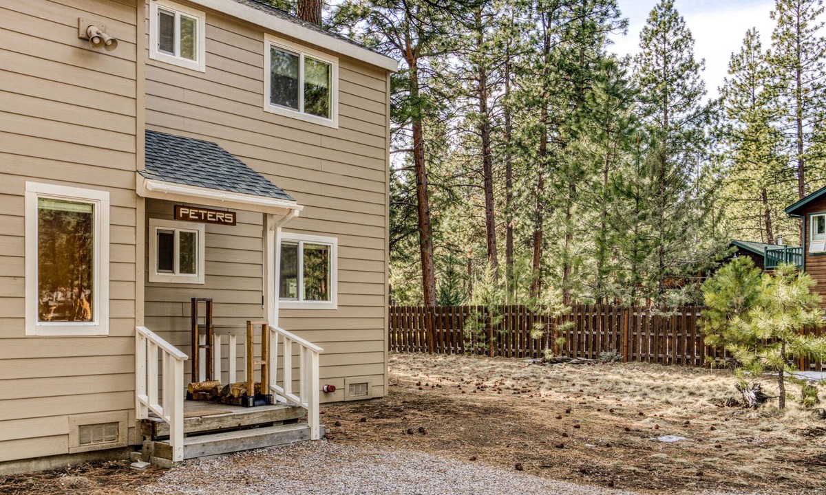 Sisters Cabin | Cozy Cabin w/ Shared Pool & Tennis Courts - Near Town & Wilderness