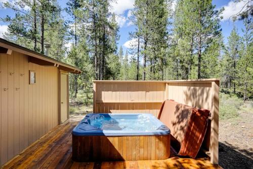 Sunriver House | Cozy cabin with private hot tub deck grill central AC & W&D - dog-friendly