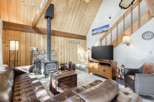 Overlook Park House | Cozy cabin with three decks EV charger & SHARC Passes - dog-friendly