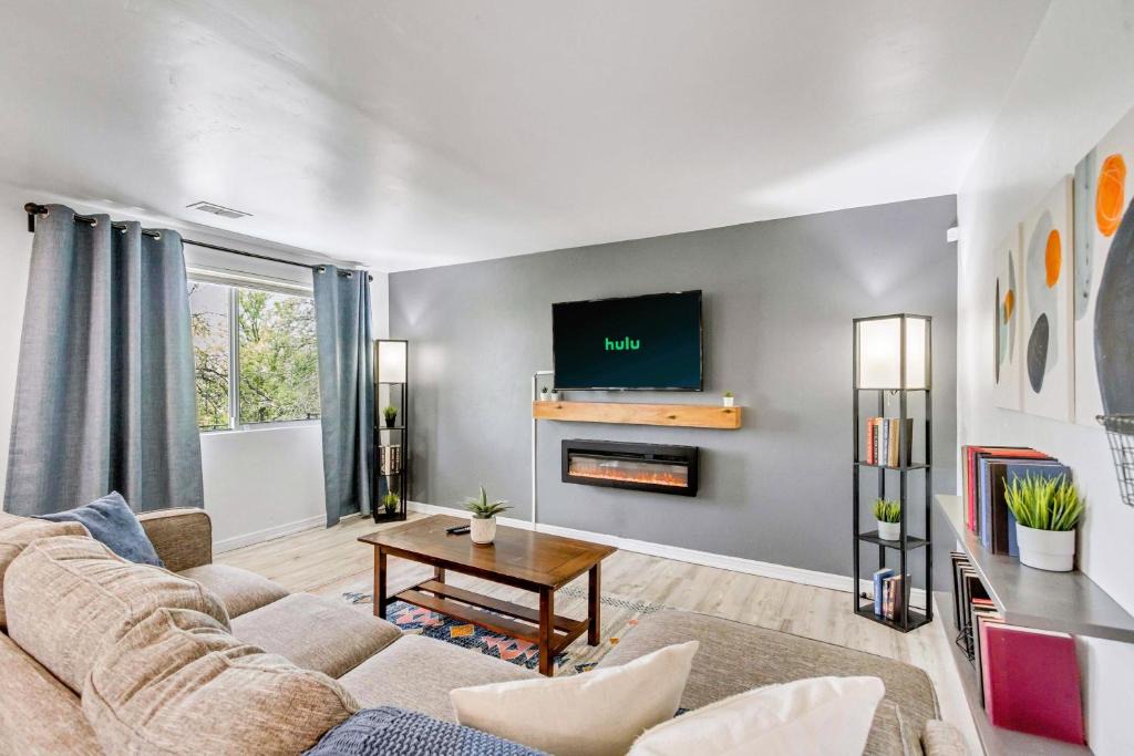 Downtown Salt Lake City Apartment | Cozy for Bookworms - Laundry - King Bed - Parking