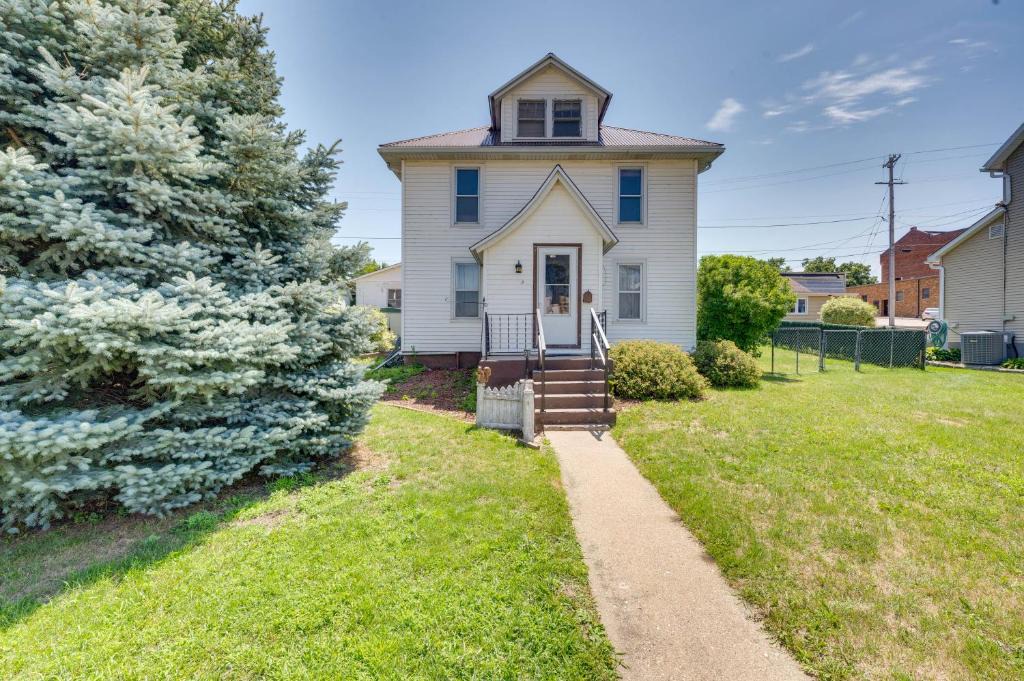 Dyersville House | Cozy Iowa Getaway w/Patio & Fenced-In Yard!