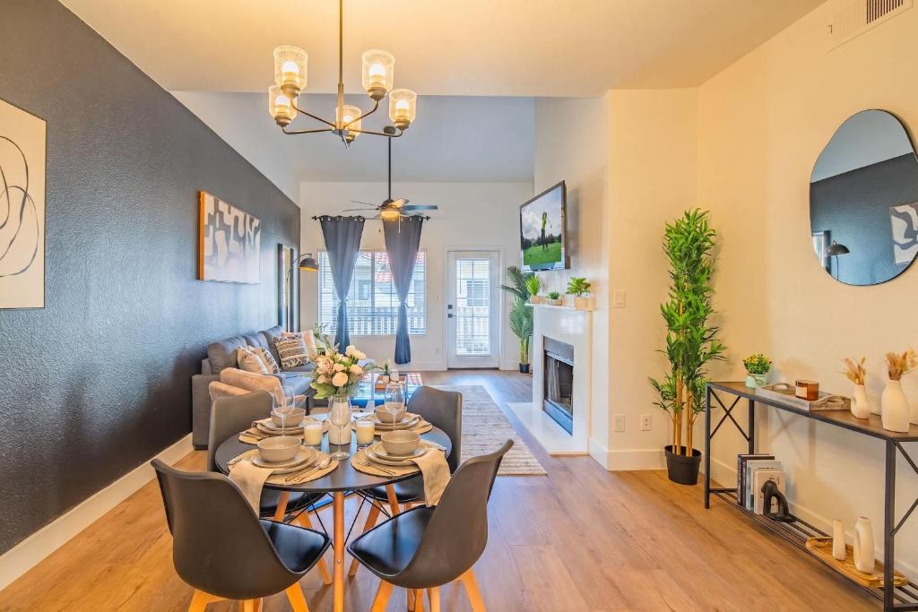 North Scottsdale Apartment | Cozy KingBed Golf Pickleball Pool Hot Tub Parkng