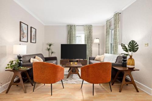 Peoria Heights House | Cozy Mid Century Oasis with 2 KING beds